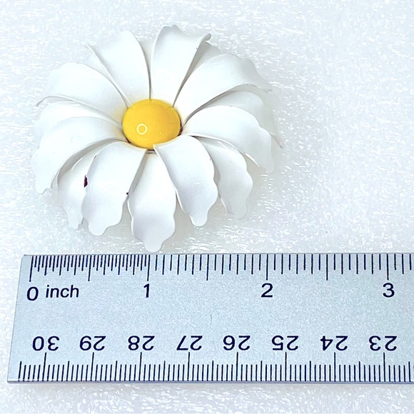 VINTAGE Daisy Brooch White and Yellow Enamel - Picture 4 of 5